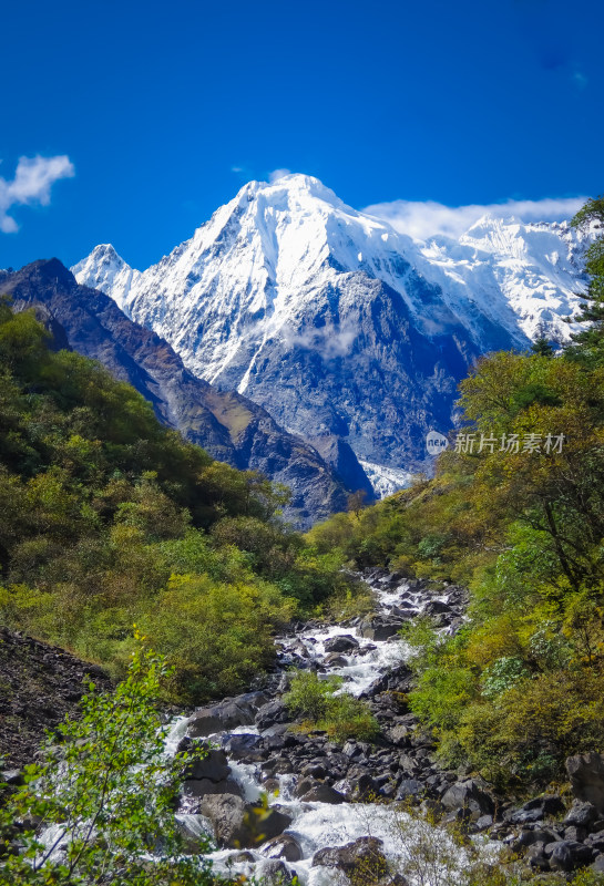 云雾中雪山冰川自然风景