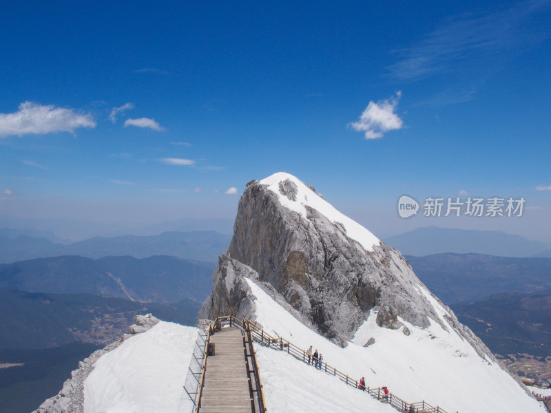 云南丽江玉龙雪山栈道上的旅人