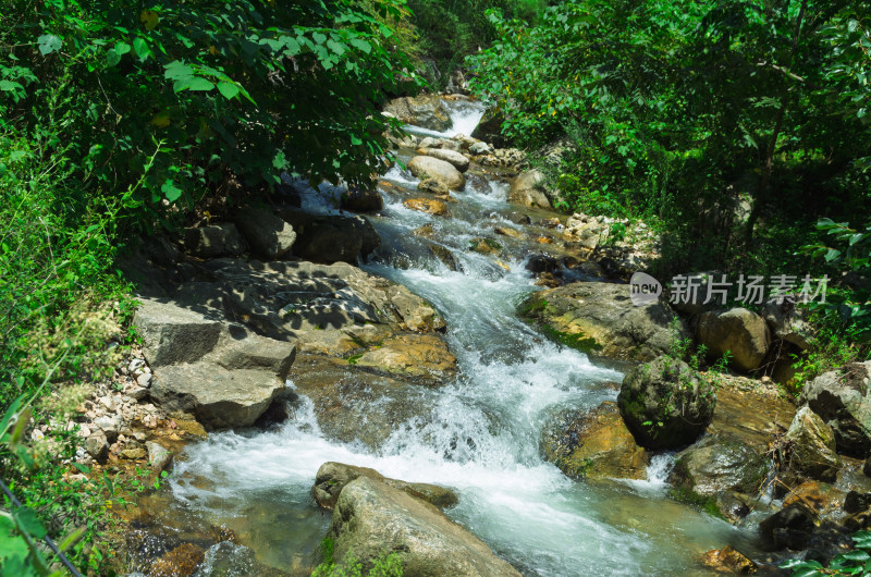 陕西秦岭山区山间溪流自然风光