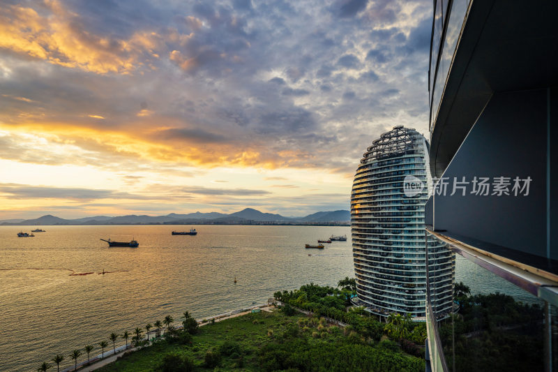 三亚湾地标建筑凤凰岛酒店黄昏全景