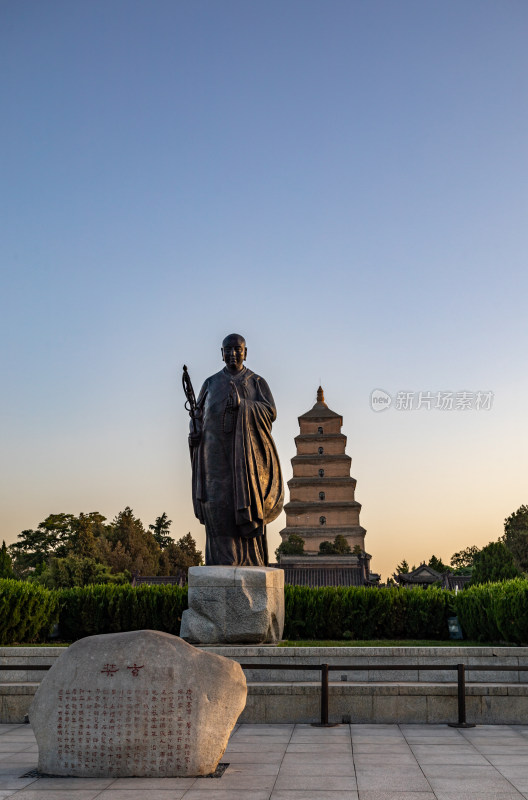 清晨的西安大雁塔大雁塔南广场玄奘雕塑景观