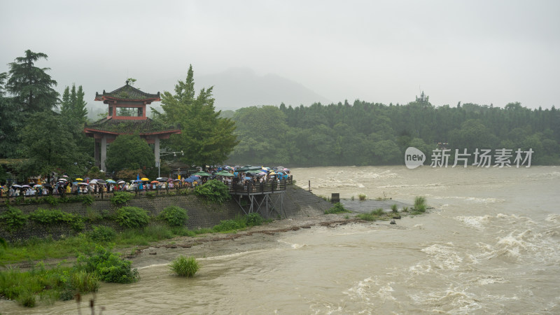 成都都江堰景区雨季的风景及游客