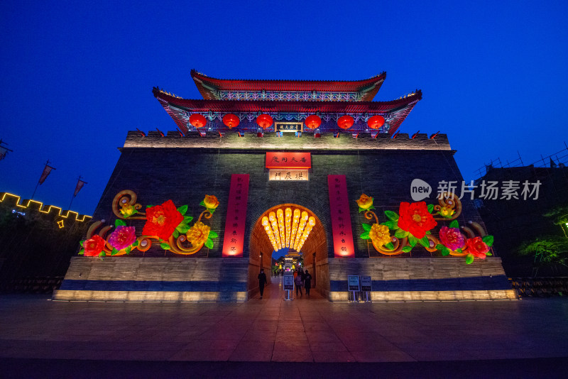 日照莒国古城夜景中式古建筑灯笼装饰