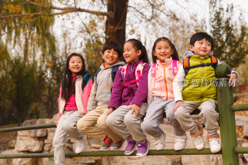 小学生在户外玩耍