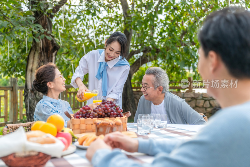 全家人在野餐