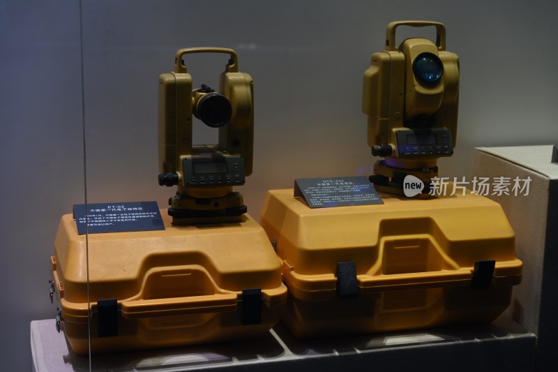展示柜中的测绘仪器