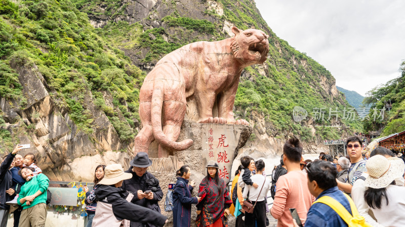 云南香格里拉虎跳峡景区及游客