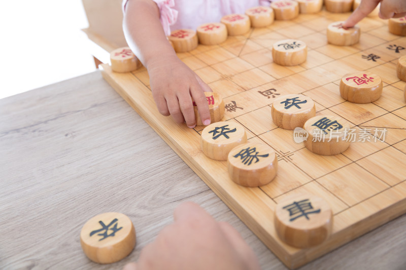 小孩子正在认真的下中国象棋