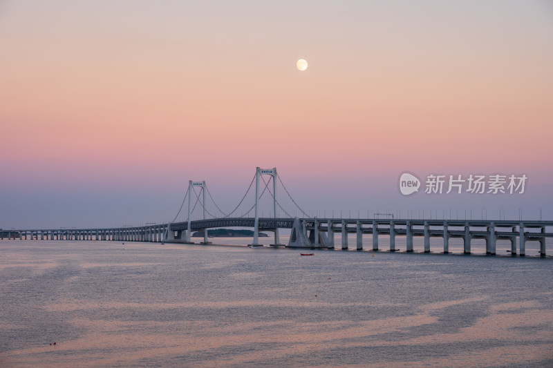 夕阳下大连星海湾大桥上空升起的月亮