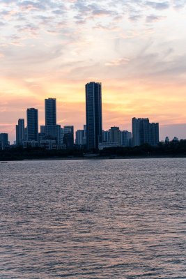 黄昏夕阳晚霞中的武汉长江大桥黄鹤楼景观