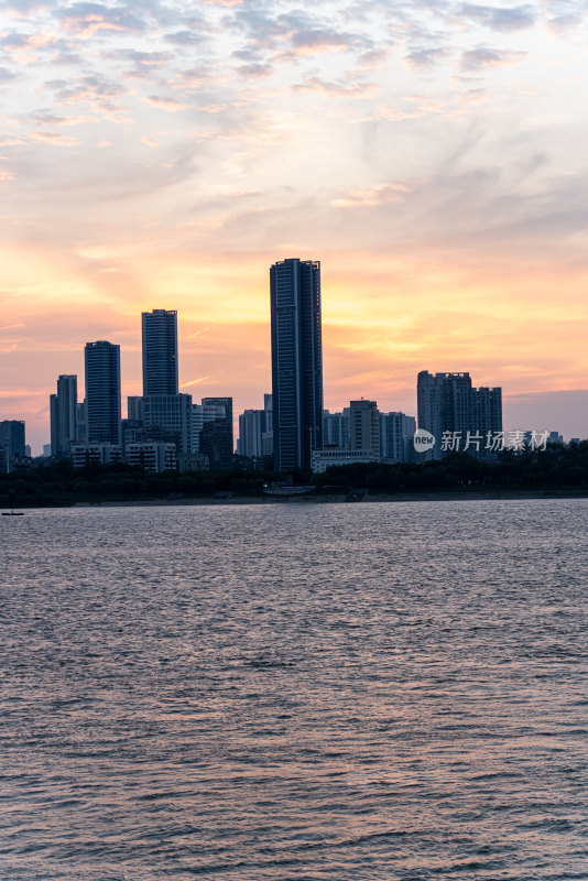 黄昏夕阳晚霞中的武汉长江大桥黄鹤楼景观