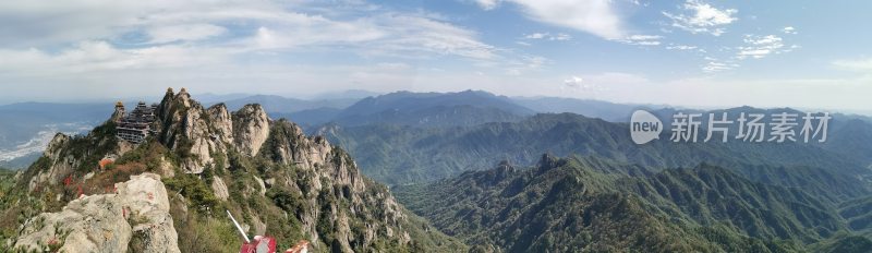 山巅建筑与连绵山脉全景-老君山风光