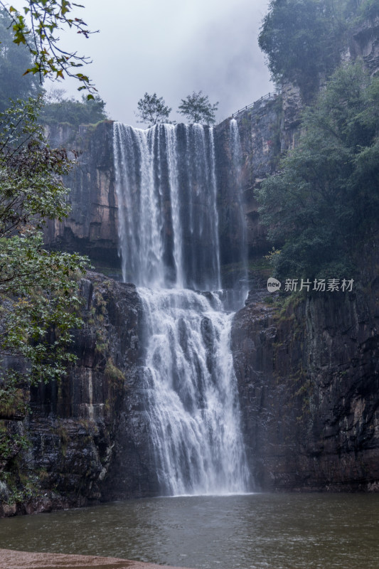 水流汹涌的瀑布