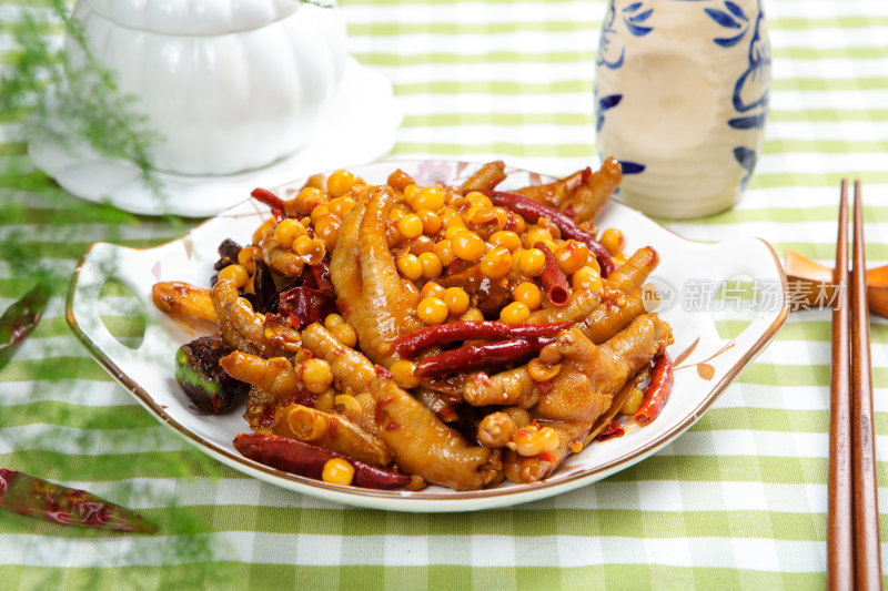 营养滋补黄豆焖鸡爪