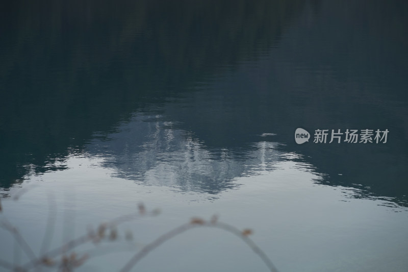 平静湖面倒影自然景色