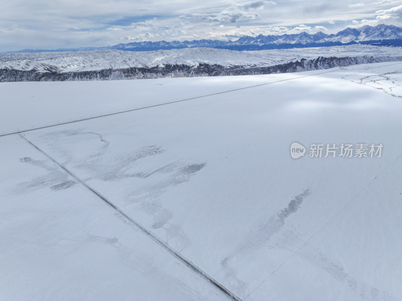 中国新疆阿勒泰冬季雪景茫茫雪原与雪山