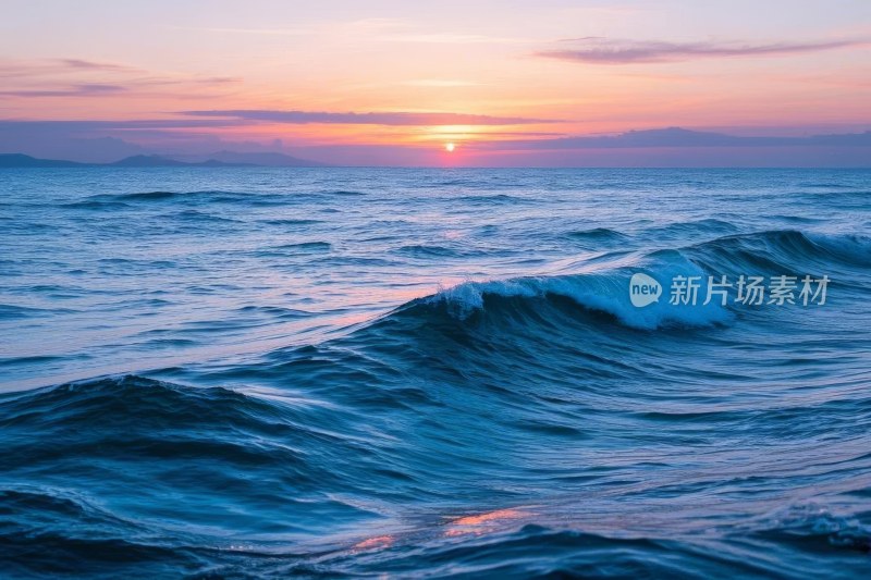 海上日落波光粼粼景象