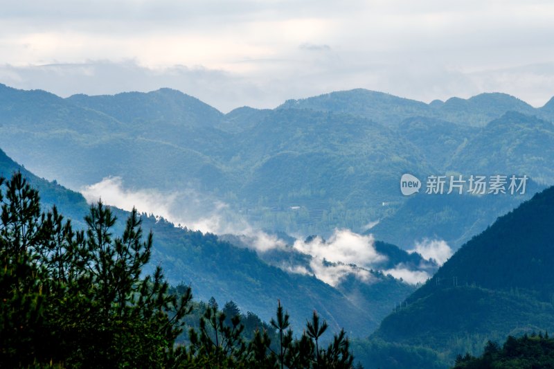 重庆酉阳：雾漫缭绕美青山