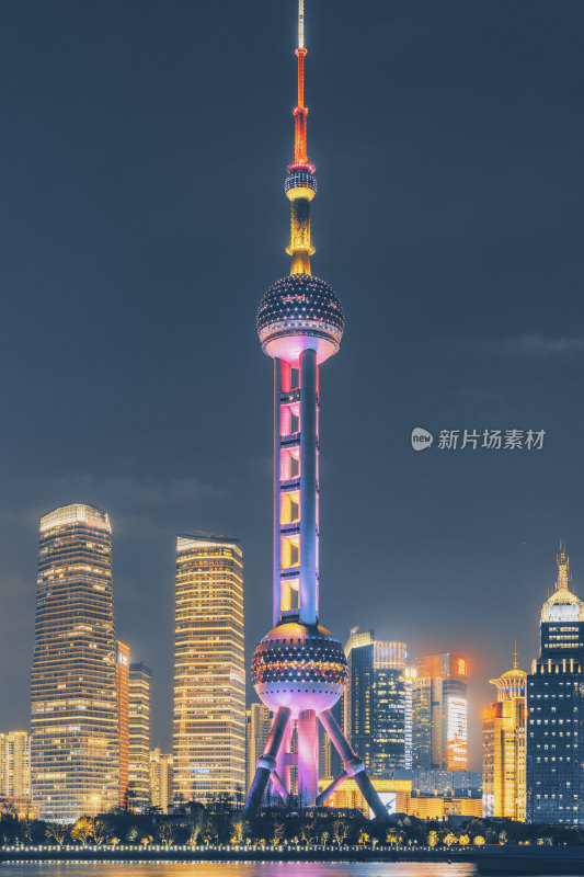 上海东方明珠塔与陆家嘴摩天大楼夜景