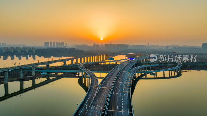 中国湖北武汉机场高速丰荷山互通的日出