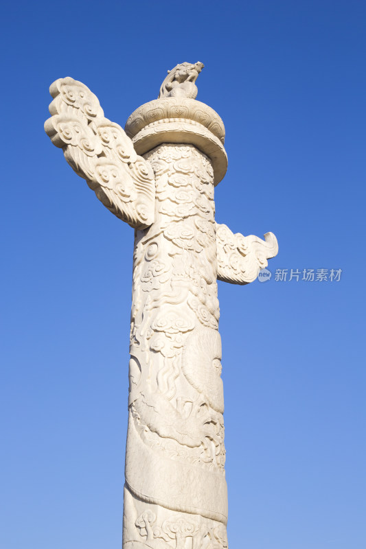 中国北京天安门前的华表在蓝天下