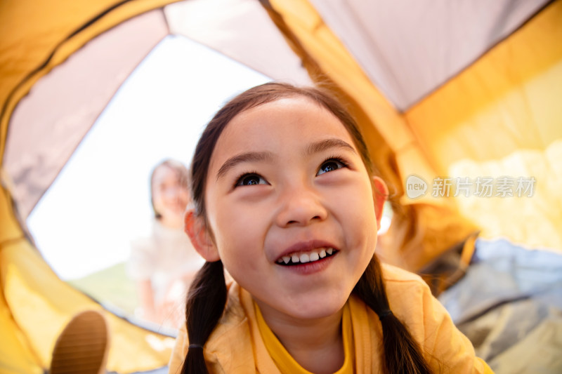 快乐小女孩在户外露营