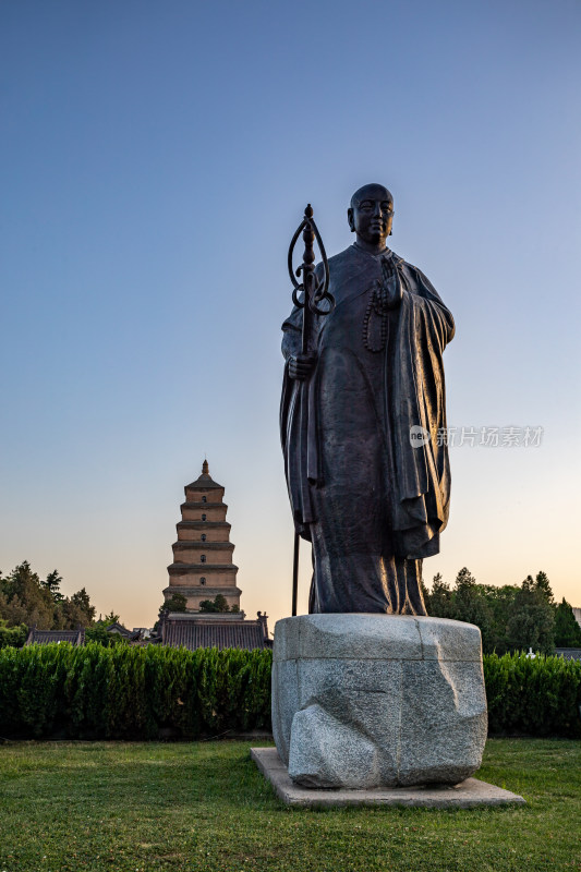 清晨的西安大雁塔大雁塔南广场玄奘雕塑景观