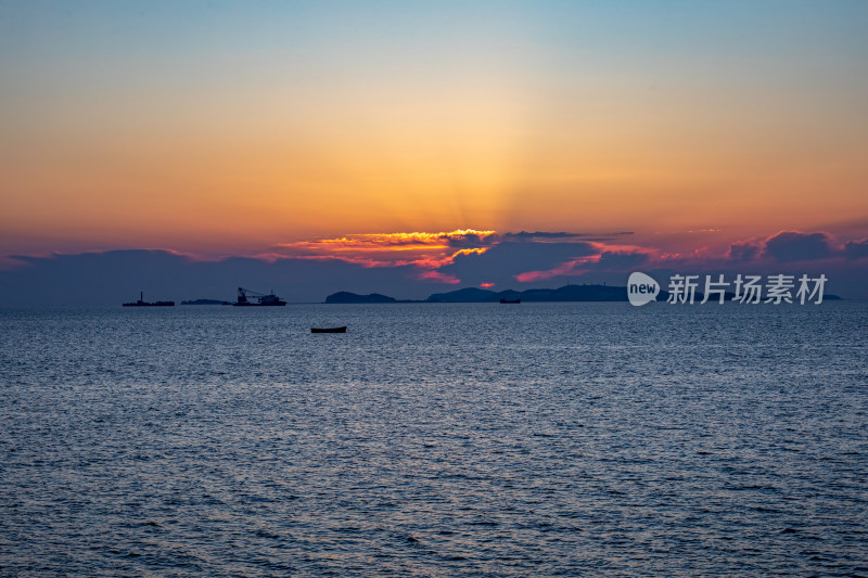 山东烟台东山栈桥海上日出海天相接一色景观