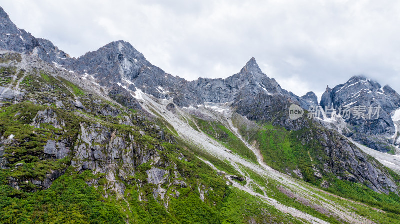 四川阿坝理县毕棚沟景区的雪山