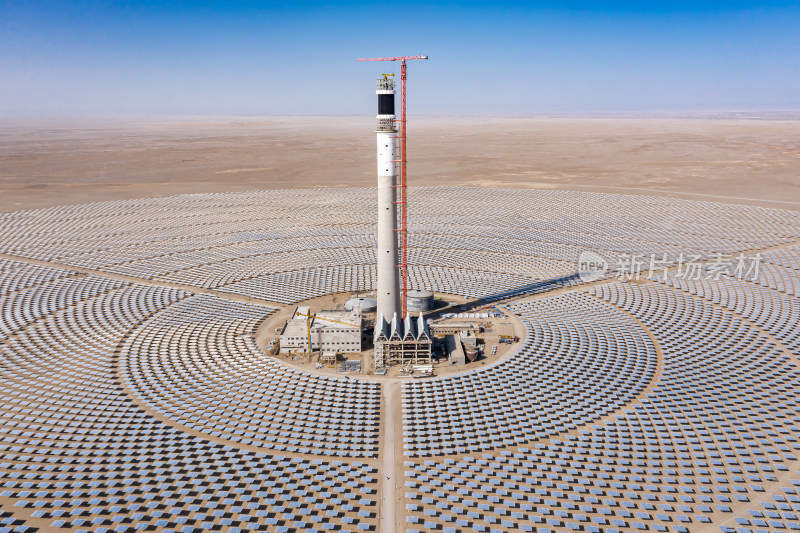 大漠戈壁在建熔盐塔式光热电站