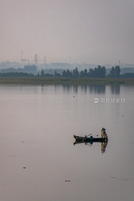 中国邹城孟子湖湖泊湿地渔船自然景观