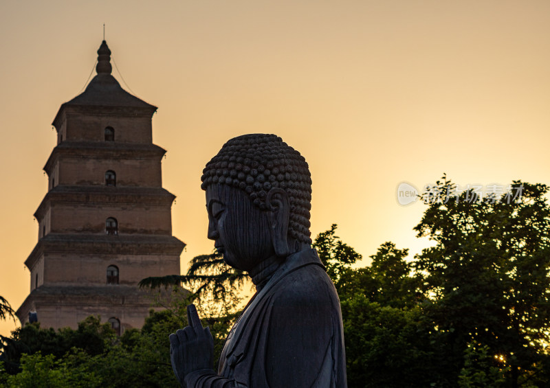 黄昏夕阳中的西安大雁塔与释迦牟尼佛像