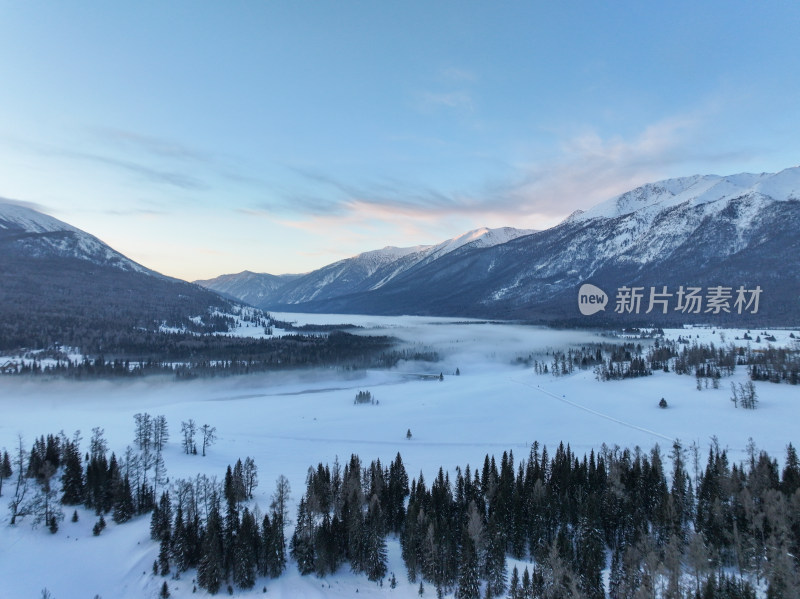 新疆阿勒泰喀纳斯雪景神仙湾晨雾雪山森林