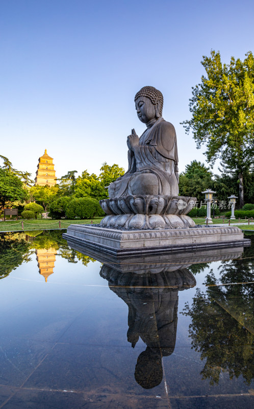 西安大雁塔大慈恩寺遗址公园释迦牟尼像景观