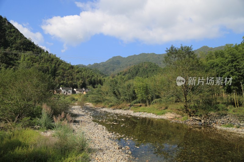 蓝天白云美丽高山森林