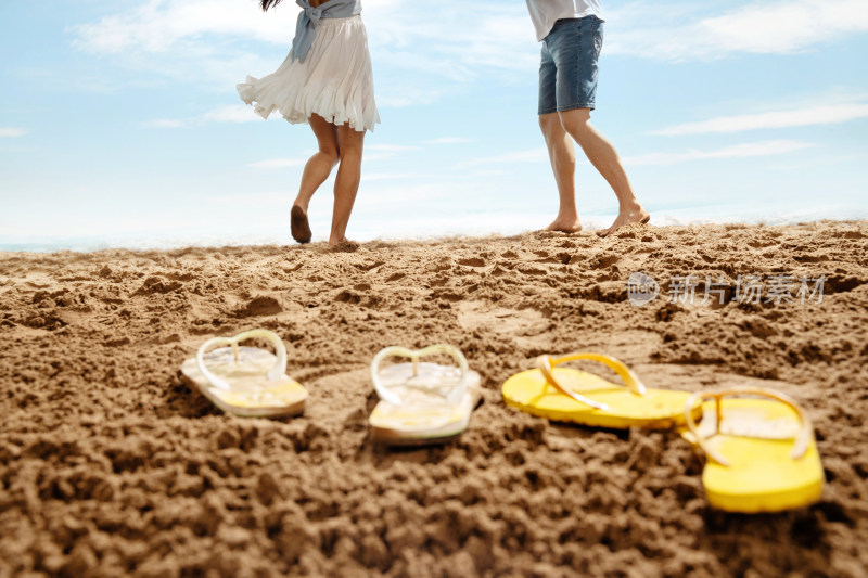 青年情侣在沙滩上散步