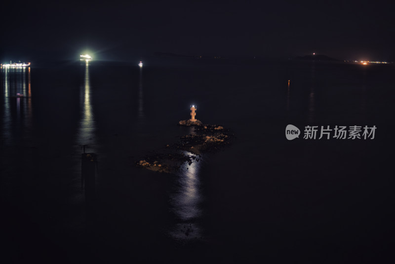 夜空映衬下的海景灯塔