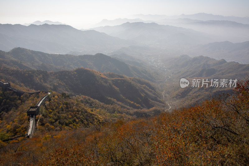 北京慕田峪长城秋日层林尽染五彩斑斓