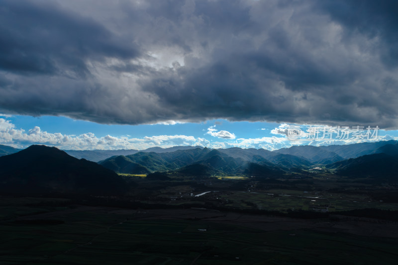 乌云笼罩下的连绵山脉风景