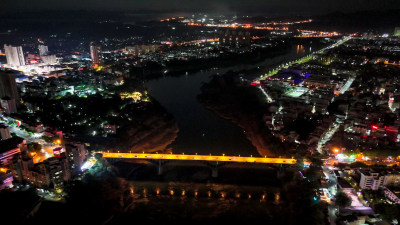 广西来宾红水河两岸夜景灯光航拍图