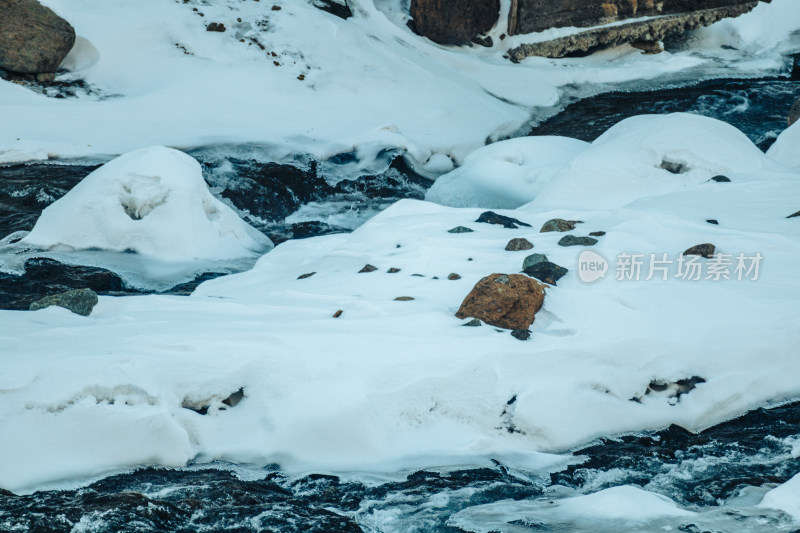 长白山冻结的户外雪地溪流