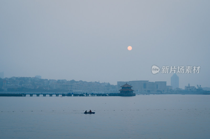 青岛栈桥海上建筑与清晨日出景观