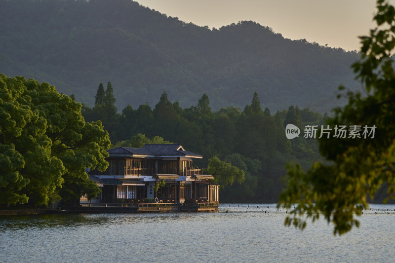 西湖的金色夕阳美景