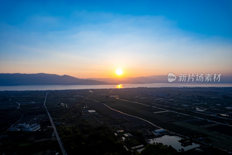 云南大理古城苍山洱海风景航拍图