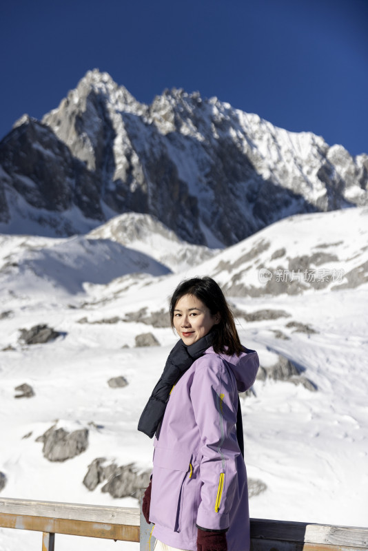 美女在云南丽江玉龙雪山旅行