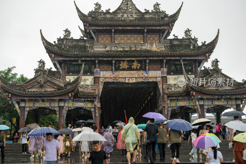 游客们冒雨游览成都都江堰景区