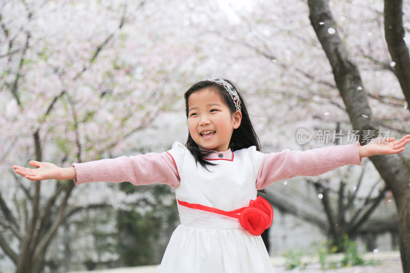 春天樱花树下开心的漂亮女孩 微笑开朗