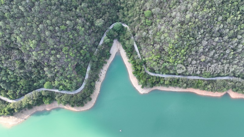 高空鸟瞰水库湖岸线碧水青山绿色百色澄碧河