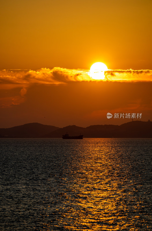 山东烟台东山栈桥海上日出海天相接一色景观