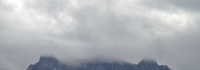 云雾中的森林山峰虎头山